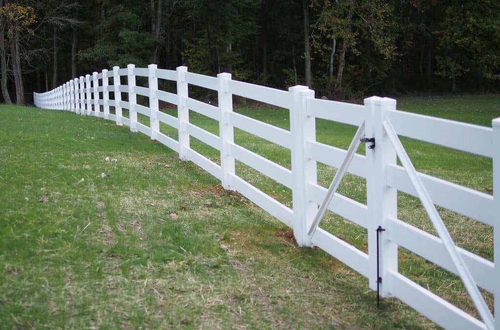 white vinyl horse fence