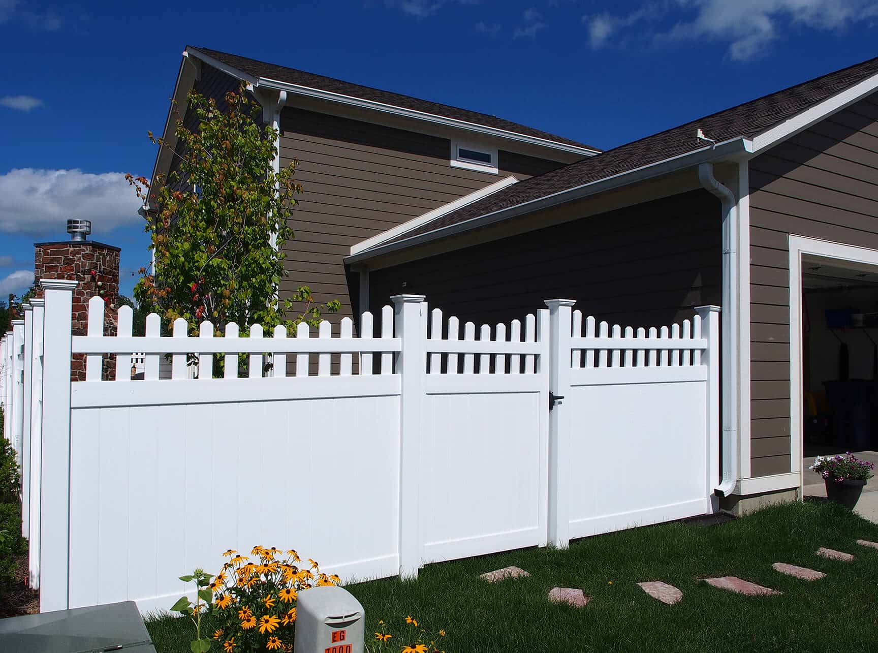 Company to build a white vinyl fence with lattice top in Indianapolis