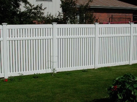 Fence building company in Indianapolis for vinyl privacy fence with lattice top